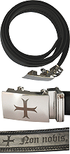 ceinture r&eacute;glable (cuir noir et boucle en m&eacute;tal, ajustable) ; croix templi&egrave;re et phrase ''Non nobis, Domine, non nobis, sed nomini tuo da gloriam''