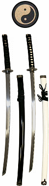 ''Yin et Yang'', ensemble de deux katanas noirs et blancs avec support en bois noir grav&eacute;