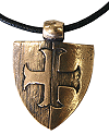pendentif en bronze : blason templier (cr&eacute;ation originale avec la croix templi&egrave;re et le rappel du Beauc&eacute;ant)