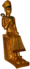 le pharaon Rams&egrave;s II (d'apr&egrave;s une statue expos&eacute;e au Mus&eacute;e du Caire ; mod&egrave;le peint en dor&eacute; et couleurs vives)