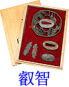 ensemble de pi&egrave;ces pour katana (tsuba, menuki, kashira et fushi) ''Eichi''