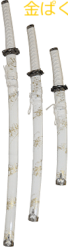 ''Kinpaku'' (feuille d'or), katana, wakizashi et tanto blanc et or (ensemble avec support en bois noir d&eacute;cor&eacute; des kanjis ''Bushido'')
