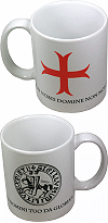 ensemble de deux mugs (tasses &agrave; th&eacute; ou &agrave; caf&eacute; en porcelaine blanche) : croix et sceau templiers, texte ''Non nobis, domine non nobis, sed nomini tua da gloriam''