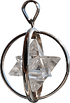 ''Merkaba'' : pendentif en cristal de roche (translucide) mobile dans deux anneaux d'argent 925/1000 formant une sph&egrave;re