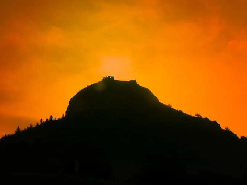 Contrejour au pied du château cathare de Montségur, Ariège (photographie : Philippe Contal, 2005) Contrejour au pied du château cathare de Montségur, Ariège (photographie : Philippe Contal, 2005)