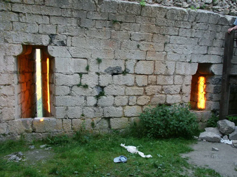 Les archères du donjon de Montségur au moment du solstice d'été (photographie : Philippe Contal, 2003) Les archères du donjon de Montségur au moment du solstice d'été (photographie : Philippe Contal, 2003)