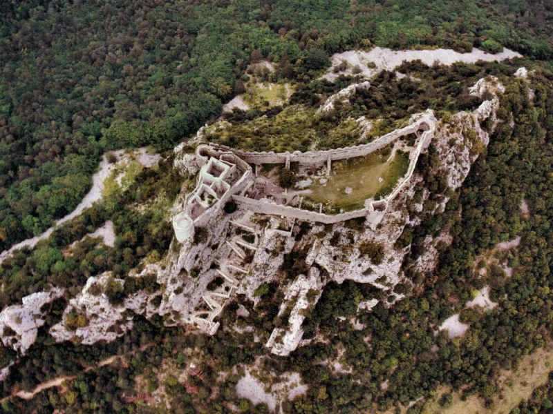 Le château cathare de Puilaurens vu du ciel en vertical (photographie : Phiilppe Contal, 1997) Le château cathare de Puilaurens vu du ciel en vertical (photographie : Phiilppe Contal, 1997)