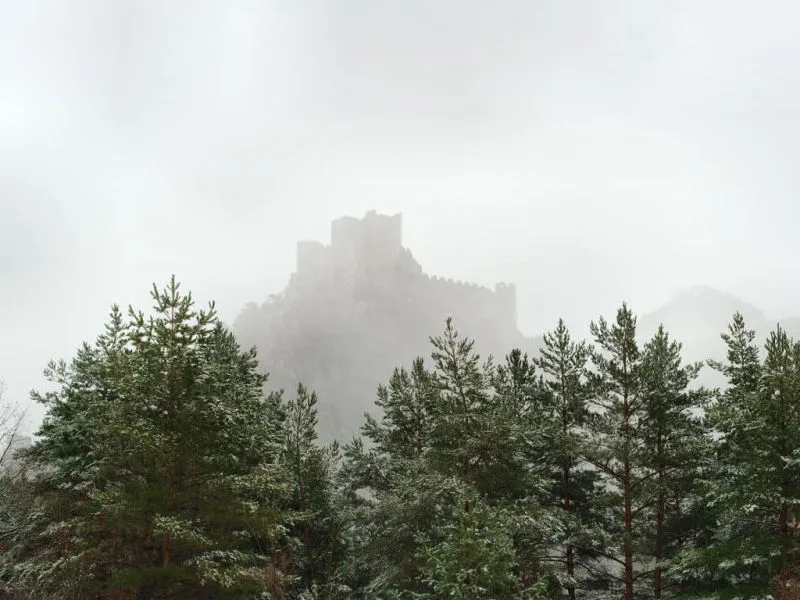 La citadelle de Puilaurens pendant l'hiver, avec un mince voile de neige (photographie : Philippe Contal, 2016) La citadelle de Puilaurens pendant l'hiver, avec un mince voile de neige (photographie : Philippe Contal, 2016)