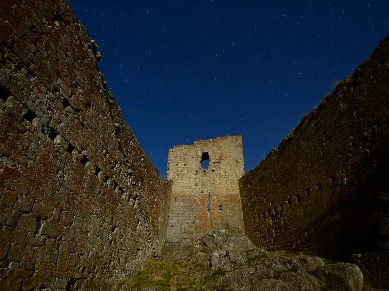 Vue nocturne de la cour et du donjon du château de Montségur, Ariège (photographie : Philippe Contal, 2013) Vue nocturne de la cour et du donjon du château de Montségur, Ariège (photographie : Philippe Contal, 2013)