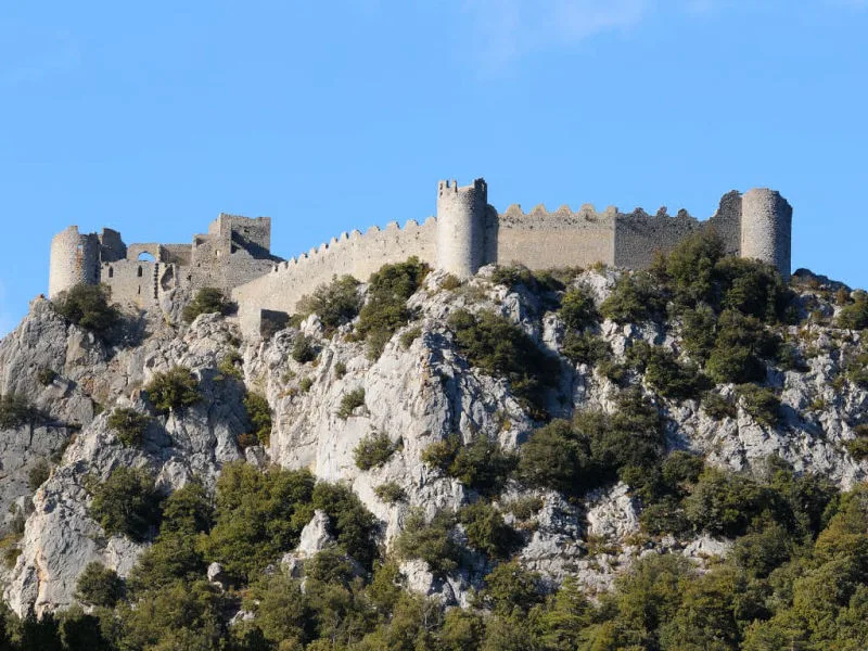 Vue d'ensemble de la citadelle du vertige de Puilaurens (Aude, Pays Cathare, Corbières ; Photographie : Philippe Contal, 2011) Vue d'ensemble de la citadelle du vertige de Puilaurens (Aude, Pays Cathare, Corbières ; Photographie : Philippe Contal, 2011)
