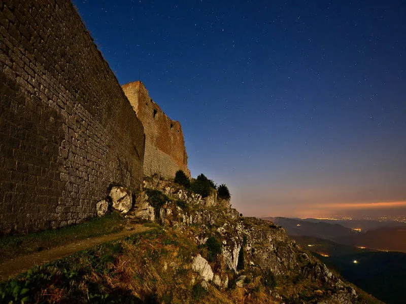 Château de Montségur et village médiéval (photographie nocturne : Philippe Contal, 2013) Château de Montségur et village médiéval (photographie nocturne : Philippe Contal, 2013)