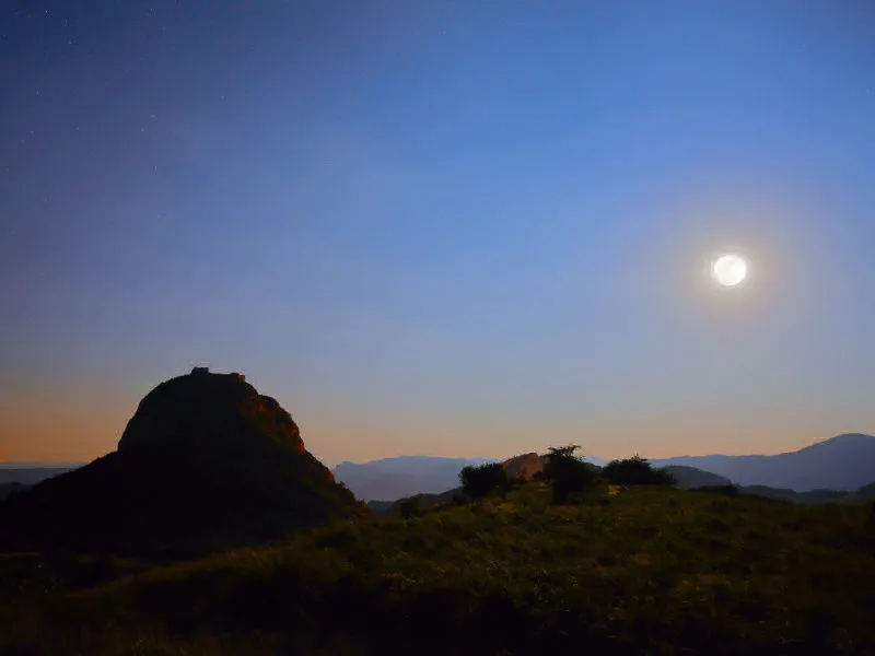 Le pog de Montségur sous la pleine lune (photographie : Philippe Contal, 2013) Le pog de Montségur sous la pleine lune (photographie : Philippe Contal, 2013)