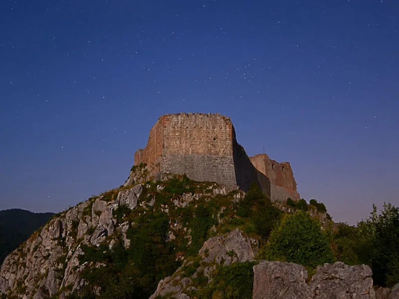 Vue nocturne du mur-bouclier du château de Montségur (photographie : Philippe Contal, 2013) Vue nocturne du mur-bouclier du château de Montségur (photographie : Philippe Contal, 2013)
