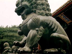 Lions chinois à l'entrée d'un temple à Pékin (photo : Sylvia Beaud)