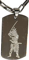 exemple de pendentif personnalis&eacute; par gravure : samoura&iuml; avec katana (cha&icirc;ne plaque en acier inoxydable)