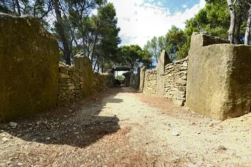 Mégalithes (dolmens et menhirs) en #TerresCathares (photographie du Dolmen des Fées, Pépieux-Minervois-Aude, Pays cathare : Philippe Contal, 2013) Mégalithes (dolmens et menhirs) en #TerresCathares (photographie du Dolmen des Fées, Pépieux-Minervois-Aude, Pays cathare : Philippe Contal, 2013)
