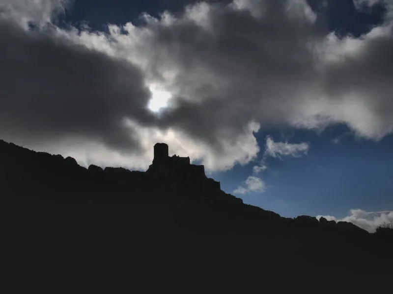 Citadelle de Quéribus en contrejour (Corbières, Aude ; photographie : Philippe Contal, 2008) Citadelle de Quéribus en contrejour (Corbières, Aude ; photographie : Philippe Contal, 2008)