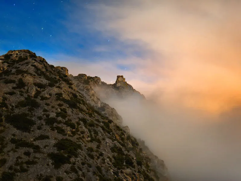 Le château cathare de Quéribus en vue nocturne depuis la route qui relie Cucugnan et Maury (Corbières, Aude ; photographie : Philippe Contal, 2016) Le château cathare de Quéribus en vue nocturne depuis la route qui relie Cucugnan et Maury (Corbières, Aude ; photographie : Philippe Contal, 2016)