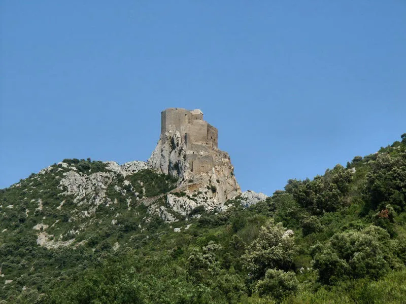Le château cathare de Quéribus depuis la route d'accès (Corbières, Aude ; photographie : Philippe Contal, 2004) Le château cathare de Quéribus depuis la route d'accès (Corbières, Aude ; photographie : Philippe Contal, 2004)