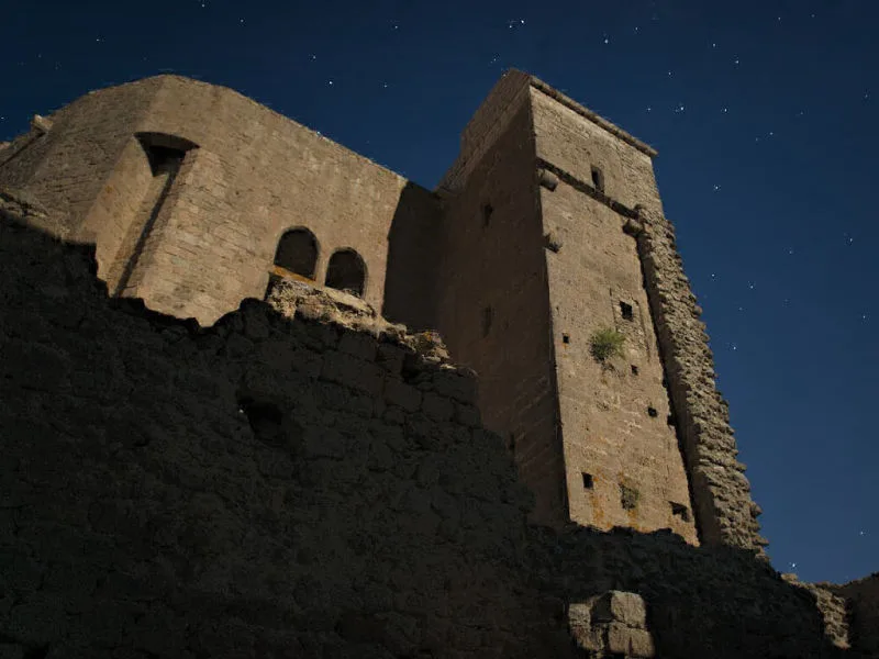 Vue nocturne du donjon cathare de la citadelle de Quéribus avec l'éclairage de la pleine lune (Corbières, Aude ; Photographie : Philippe Contal, 2016) Vue nocturne du donjon cathare de la citadelle de Quéribus avec l'éclairage de la pleine lune (Corbières, Aude ; Photographie : Philippe Contal, 2016)