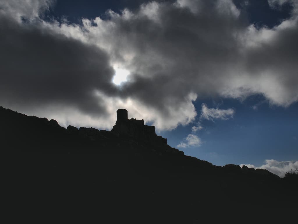 Citadelle de Quéribus en contrejour (Corbières, Aude ; photographie : Philippe Contal, 2008) Citadelle de Quéribus en contrejour (Corbières, Aude ; photographie : Philippe Contal, 2008)