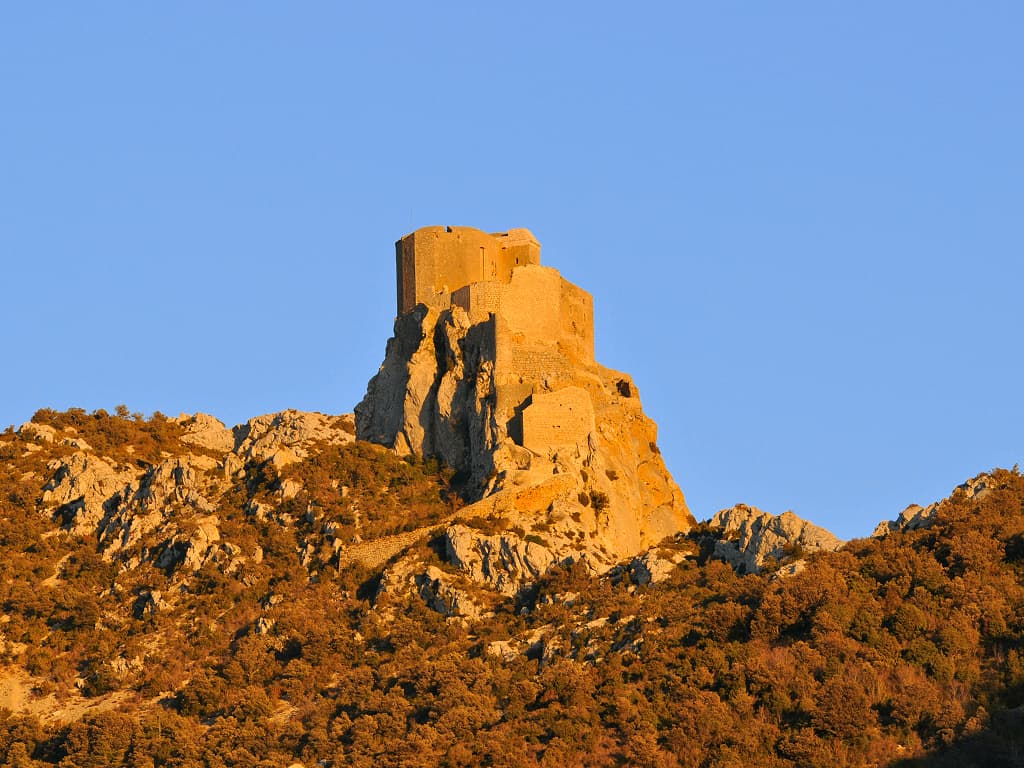 Le château cathare de Quéribus au moment du coucher du soleil (Corbières, Aude ; photographie : Philippe Contal, 2011) Le château cathare de Quéribus au moment du coucher du soleil (Corbières, Aude ; photographie : Philippe Contal, 2011)