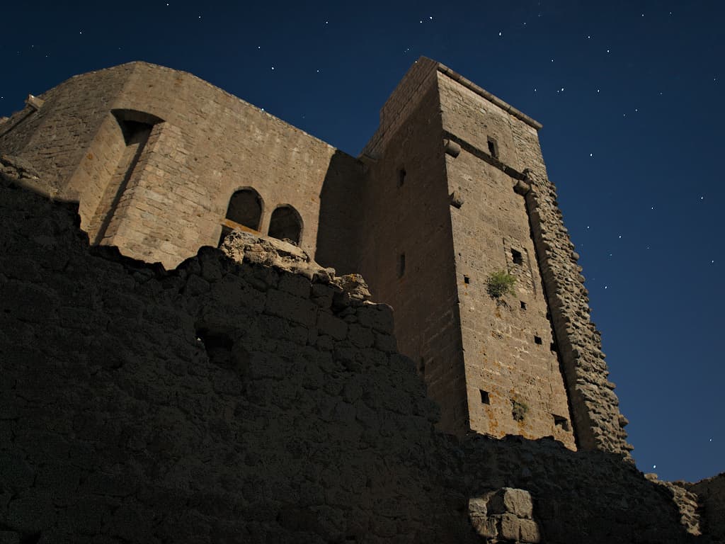Vue nocturne du donjon cathare de la citadelle de Quéribus avec l'éclairage de la pleine lune (Corbières, Aude ; Photographie : Philippe Contal, 2016) Vue nocturne du donjon cathare de la citadelle de Quéribus avec l'éclairage de la pleine lune (Corbières, Aude ; Photographie : Philippe Contal, 2016)
